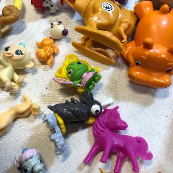 Junk Lot Of 72 Toy Animal Figurines Cows, Cats, Horses, Dogs, pigs, - Picture 8 of 9